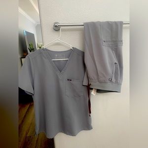 FIGS Zamora jogger set in CEMENT,size large